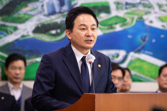 원희룡 국토교통부 장관이 15일 서울 여의도 국회에서 열린 제403회 국회(임시회) 국토교통위원회 제1차 전체회의에서 법안 제안설명을 하고 있다. 2023.2.15/뉴스1