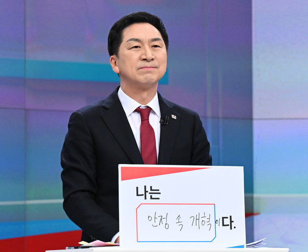 김기현 국민의힘 당대표 후보가 15일 오후 서울 중구 TV조선 스튜디오에서 열린 TV토론회를 준비하고 있다. 2023.2.15 국회사진취재단