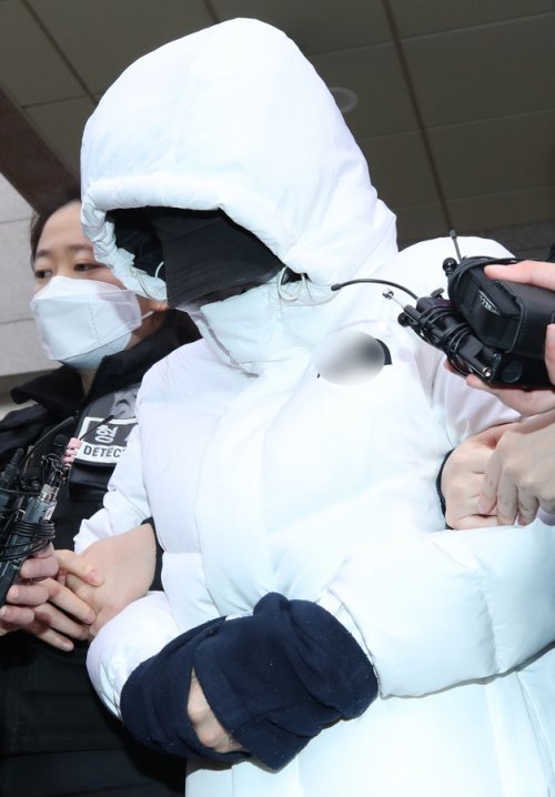 초등학교 5학년 아들을 학대해 숨지게 한 계모가 검찰 송치를 위해 16일 오전 인천 논현경찰서를 나서고 있다. 2023.2.16/뉴스1 ⓒ News1