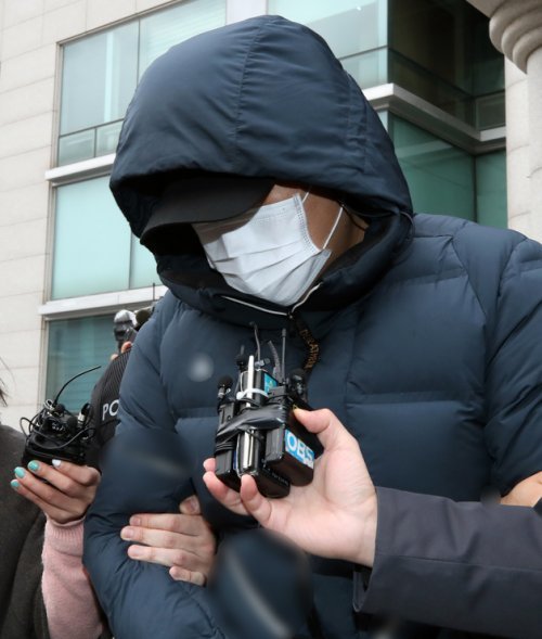 초등학교 5학년 아들을 학대해 숨지게 한 혐의로 구속된 친부 A씨(39)가 검찰 송치를 위해 16일 오전 인천 미추홀경찰서를 나서고 있다. 2023.2.16/뉴스1 ⓒ News1