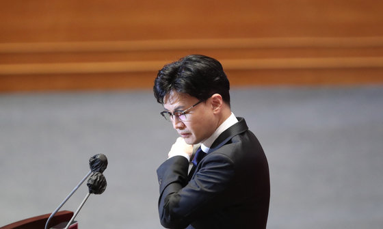 한동훈 법무부 장관이 28일 서울 여의도 국회에서 열린 본회의에서 국회의원(노웅래) 체포동의안에 대한 이유 설명을 하기 위해 마스크를 벗고 있다. 2022.12.28 뉴스1