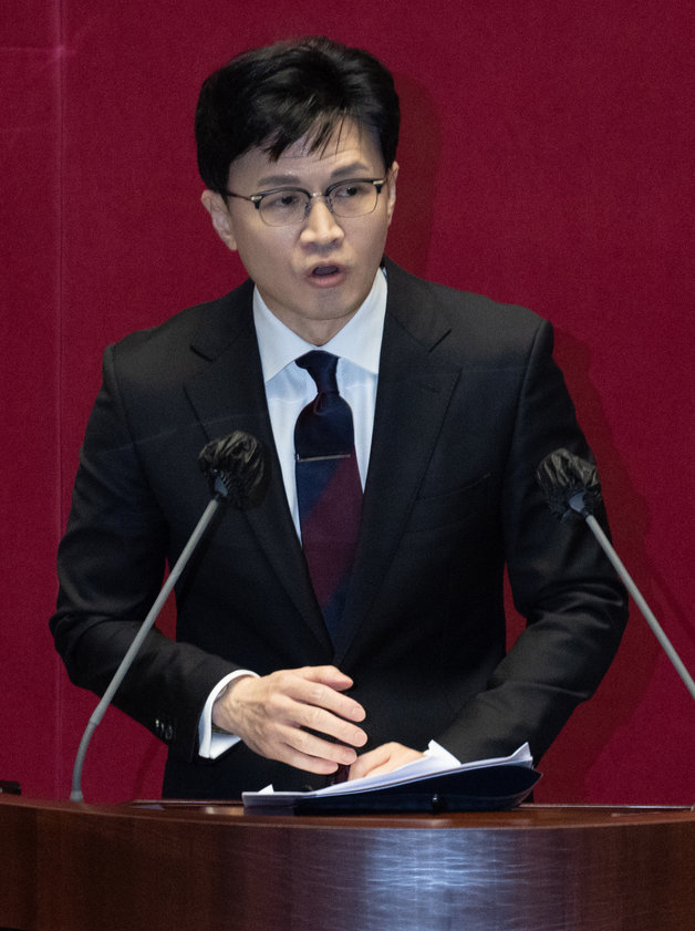 한동훈 법무부 장관이 28일 오후 서울 여의도 국회에서 열린 제401회 국회(임시회) 제4차 본회의에서 노웅래 더불어민주당 의원의 체포동의요청 이유설명을 하고 있다. 2022.12.28 뉴스1