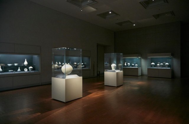 개편 전 국립중앙박물관의 ‘분청사기 백자실’의 모습. 전시실 중앙 왼쪽에 보물 ‘백자 달항아리’가 놓여 있다. 국립중앙박물관 제공