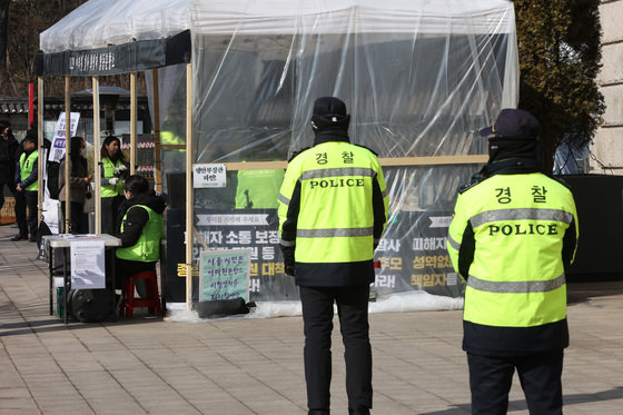 지난 14일 서울광장에 마련된 이태원 참사 분향소 인근에서 경찰 인력들이 만일의 사태에 대비해 대기하고 있다.  ⓒ News1