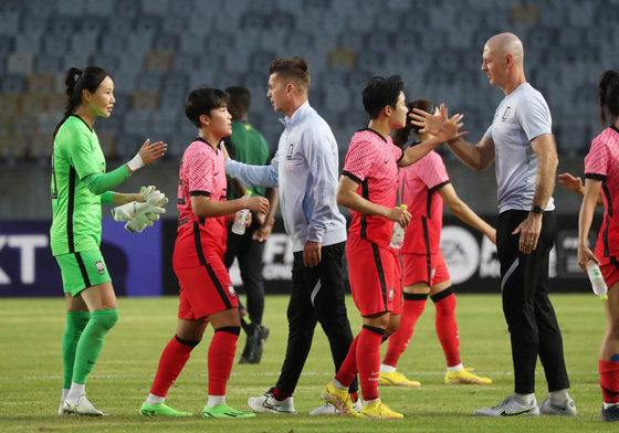 3일 오후 경기 화성시 화성종합경기타운 주경기장에서 열린 대한민국 여자축구 대표팀 친선전 대한민국과 자메이카의 경기, 1대0 대한민국의 승리로 경기가 끝나며 콜린 벨 감독과 선수들이 서로를 격려하고 있다. 2022.9.3/뉴스1 ⓒ News1