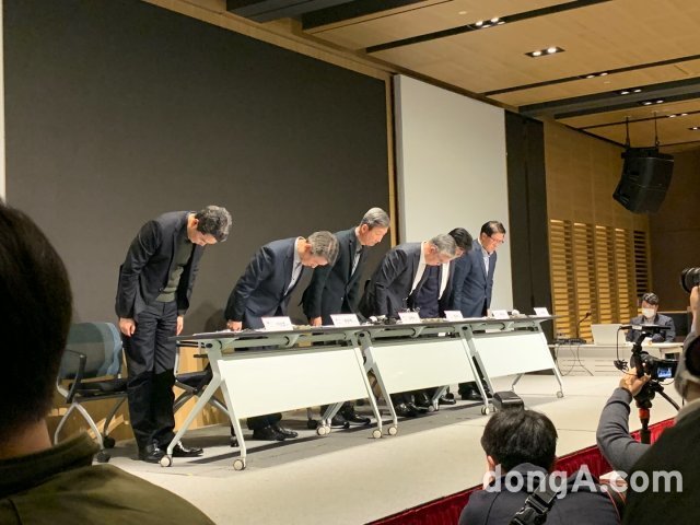 LG유플러스 경영진이 16일 오후 서울 용산구 본사에서 고객정보유출과 디도스 공격에 대한 사과문 발표 후 고개를 숙이고 있다. 사진=두가온 동아닷컴 기자 gggah@donga.com