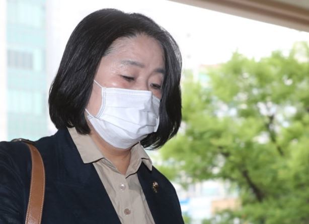 윤미향 무소속 국회의원이 정의기억연대 사건 관련 공판기일에 출석하고 있다.