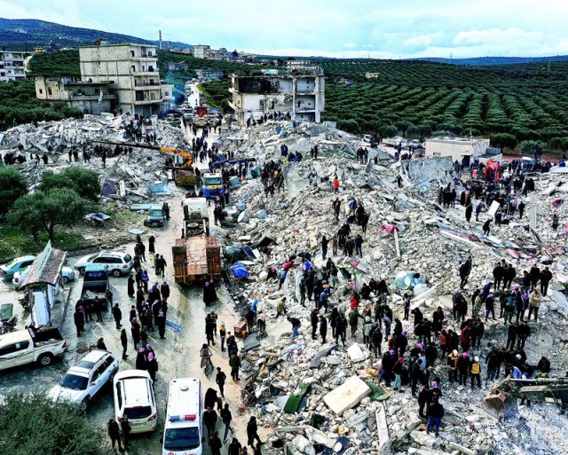 6일(현지 시간) 튀르키예 국경과 가까운 시리아 이들리브주 하렘에서 구조대원들이 지진으로 무너진 건물 잔해 사이에서 생존자를 
수색하고 있다. 이날 튀르키예 동남부와 시리아 국경 지역에서 발생한 지진으로 14일까지 최소 4만1000명 이상의 사망자가 발생한
 것으로 알려졌다. 이는 튀르키예 역사상 최악의 자연 재해로 기록됐다. 이들리브=AP 뉴시스