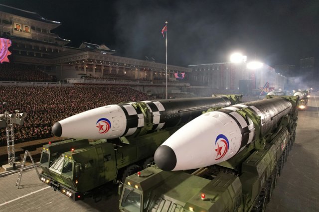 북한의 대륙간탄도미사일(ICBM) ‘화성-17형’ 이 8일 평양에서 열린 인민군 창건(건군절) 75주년 열병식에 등장한 모습. ‘괴물 ICBM’ 으로 불리는 이 미사일은 16일 발간된 ‘2022 국방백서’에 북한 탄도미사일 중 하나로 처음 포함됐다. 노동신문 뉴스1