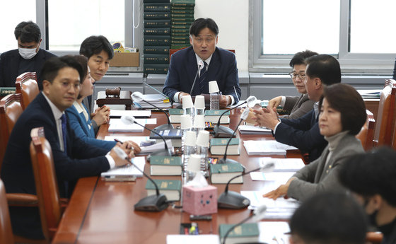 김영진 국회 환경노동위원회 고용노동법안심사소위원회 소위원장이 15일 오후 서울 여의도 국회에서 열린 소위원회를 주재하고 있다. 이날 회의에서는 노조법 2·3조를 개정하는 노동조합 및 노동관계조정법 일부개정법률안 등을 심사했다. 사진공동취재단