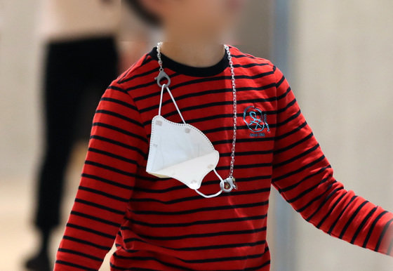 서울 영등포구의 한 대형 쇼핑몰에서 한 어린이가 마스크를 목에 걸고 있다./뉴스1