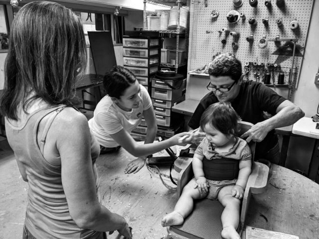 미국 적응형디자인협회 소속 디자이너들이 발달장애외 뇌전증성 뇌병증으로 똑바로 앉기 어려운 2세 니코를 위한 맞춤형 의자를 제작하고 있다. 김영사 제공