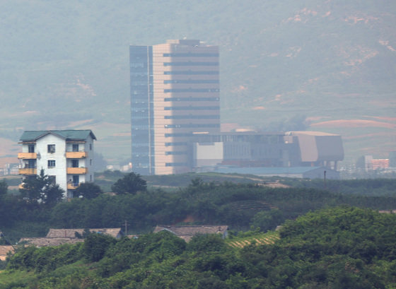 경기도 파주시 판문점 3초소에서 바라 본 북한 개성공단지원센터. 2022.7.19 사진공동취재단