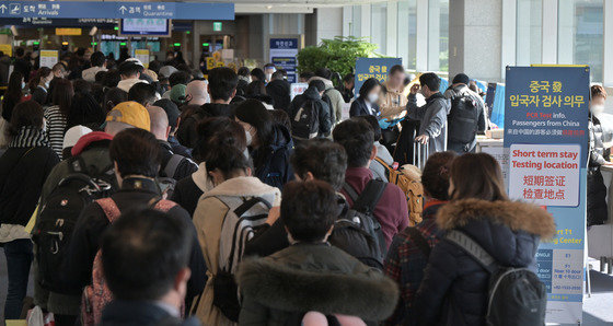 인천국제공항 제1여객터미널 입국장에서 공항 관계자들이 중국발 입국자를 분류하고 있다.(공동취재)/뉴스1