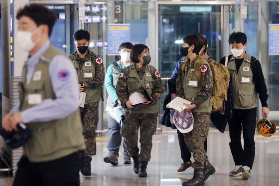 대한민국 긴급구호대(KDRT) 2진 대원들이 16일 오후 인천국제공항을 통해 지진 피해를 입은 튀르키예로 출발하고 있다. 2023.2.16/뉴스1 ⓒ News1