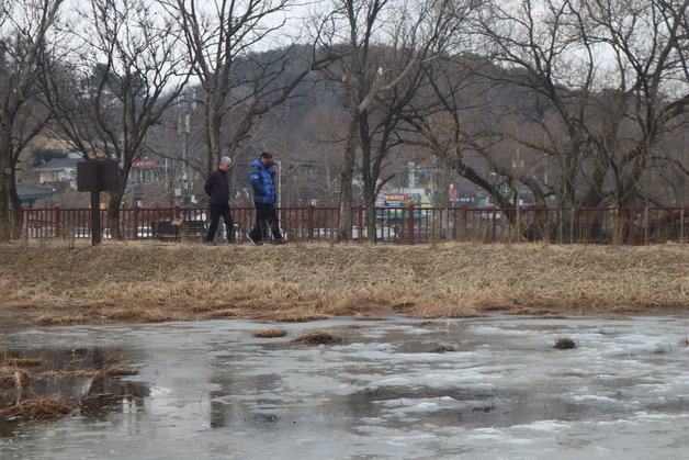 절기상 눈이 녹아 비가 된다는 우수(雨水)를 사흘 앞둔 16일 충북 청주시 상당구 상당산성 자연마당 생태습지에서 시민들이 산책을 하고 있다. 2023.2.16. ⓒ뉴스1