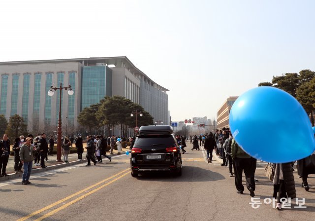 이 대표를 태운 차량이 국회를 나서고 있다.  이훈구 기자 ufo@donga.com