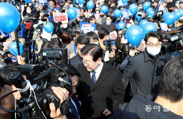 이재명 더불어민주당 대표의 구속영장 청구 다음날인 17일 오전 서울 여의도 국회 본관 앞에서 더불어민주당이 국회 본청에서 규탄대회를 열었다. 이날 행사에는 국회의원과 지역위원장, 보좌진과 당원 등이 참여했다.민주당은 당초 이날 참석 인원을 1500여명으로 예상했으나 현장에 2500여명이 모였다고 밝혔다. 이훈구 기자 ufo@donga.com