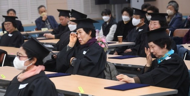 16일 경남 거창군 군청 대회의실에서 열린 ‘제7회 거창군 성인문해 학력인정 프로그램 졸업식’에 참가한 졸업생들이 눈물을 닦고 있다.(거창군 제공)