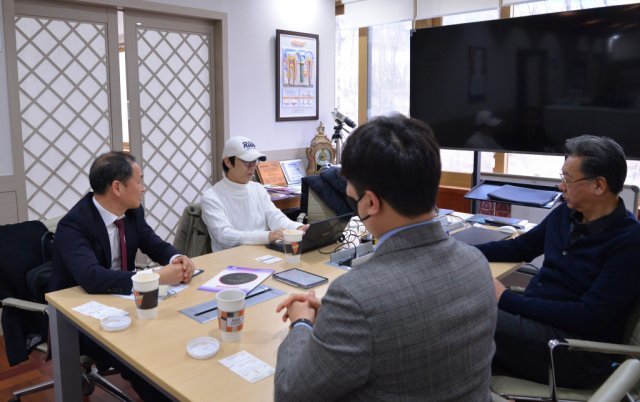 이노디테크 사무실에서 진행한 스케일업팀 회의 모습, 출처: IT동아