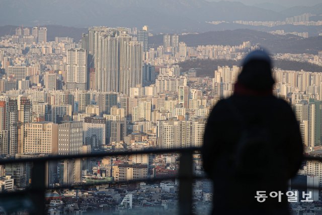 남산에서 바라본 서울시내 모습. 최근 집값 통계를 둘러싼 논란이 끊이질 않으면서 ‘시세 무용론’마저 나오고 있다. 동아일보DB