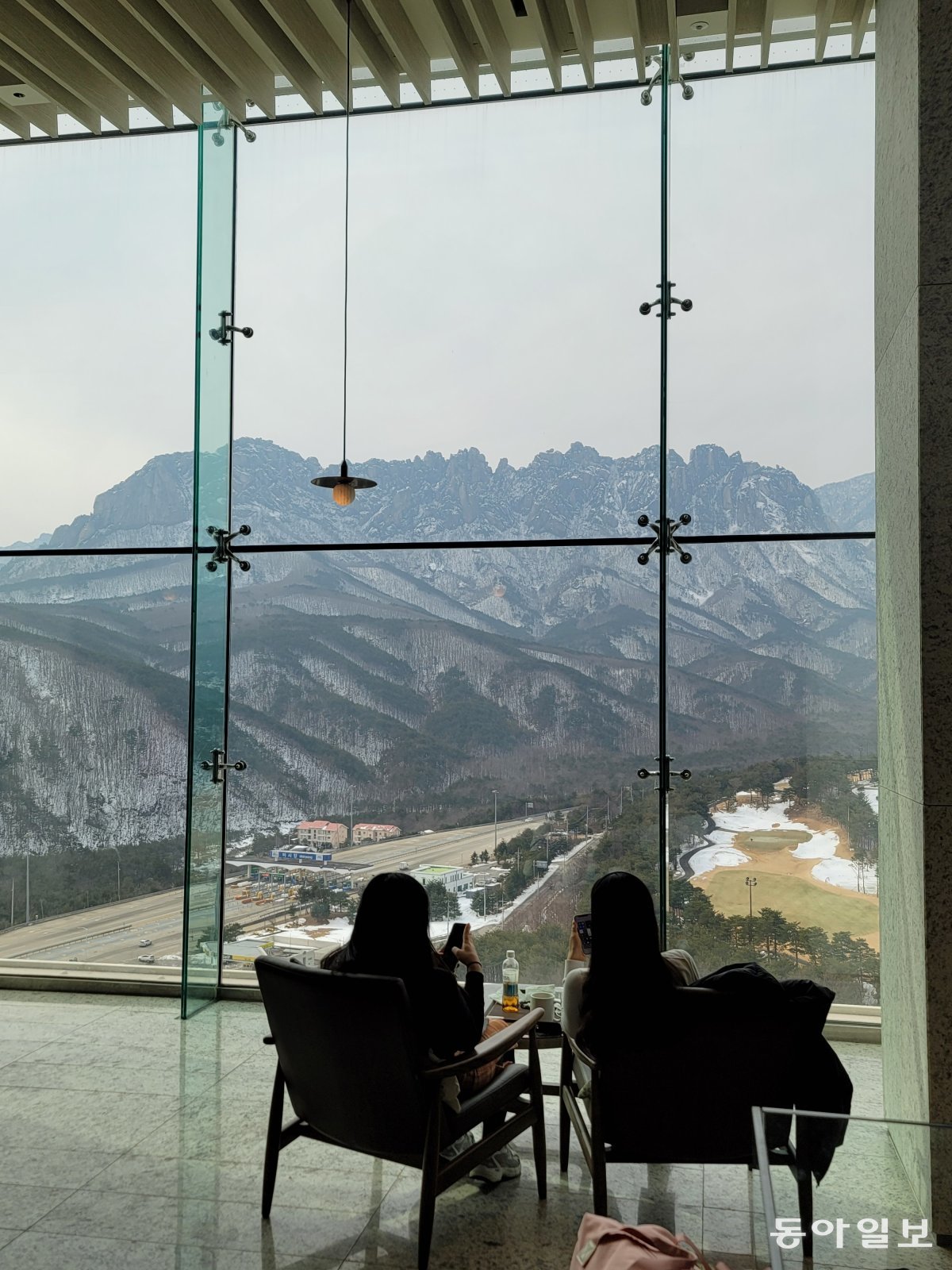 고성 소노펠리체 델피노 카페 ‘더 엠브로시아’는 울산바위 설경을 볼 수 있는 SNS 핫플레이스다.