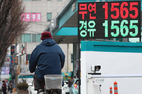 경유 가격 내림세가 이어지는 가운데 16일 대구 수성구 한 주유소 입구에 설치된 가격표에 휘발유와 경유 모두 1565원으로 표시돼 있다. 2023.2.16/뉴스1 ⓒ News1