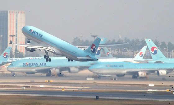 인천국제공항 제2여객터미널 계류장에 대한항공 여객기가 이륙하고 있다. /뉴스1 ⓒ News1