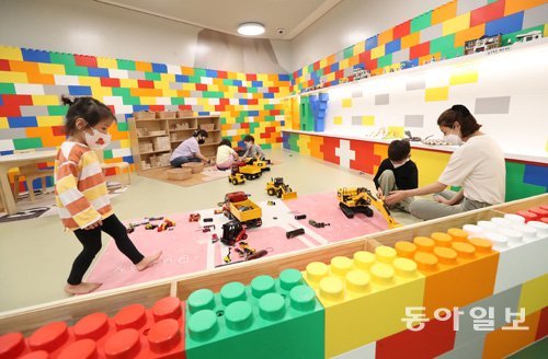 서울의 한 육아시설에서 부모와 아이들이 시간을 보내고 있다. 동아일보DB