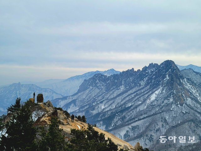 울산바위의 전체 모습을 가장 잘 조망할 수 있는 신선대 낙타바위 위에 한 등산객이 올라서 있다.  전승훈 기자 raphy@donga.com