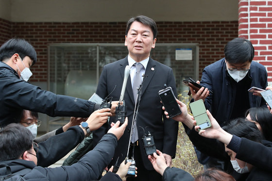 안철수 국민의힘 당대표 후보가 17일 오전 대구 중구 계명대학교 대구동산병원에서 열린 ‘코로나19 기억의 공간’ 개관식에 참석해 취재진과 질의응답 시간을 갖고 있다. 2023.2.17/뉴스1