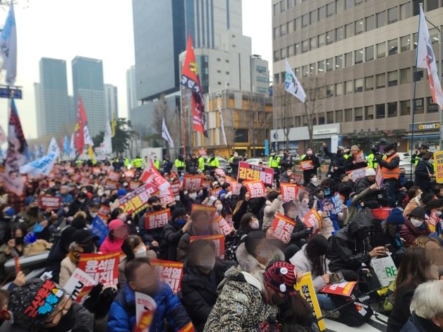 촛불전환행동이 18일 오후 삼각지역과 남영역 사이 한강대로에서 집회를 열고 있다. ⓒ News1