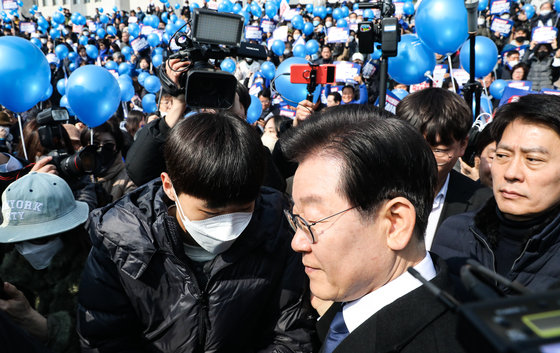 이재명 더불어민주당 대표가 17일 서울 여의도 국회 본청 앞 계단에서 열린 윤석열 정권 검사독재 규탄대회를 마친 뒤 지지자들과 인사하고 있다. 2023.2.17 뉴스1