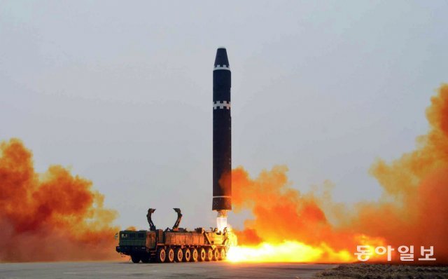 북한이 18일 오후 대륙간탄도미사일(ICBM) ‘화성-15형’ 훈련을 진행했다고 19일 당 기관지 노동신문을 통해 밝혔다. 신문은 “미사일총국이 발사훈련을 지도했으며 훈련엔 ICBM 운용부대 중에서 발사 경험이 풍부한 제1붉은기영웅중대가 동원됐다”고 설명했다. 노동신문=뉴스1