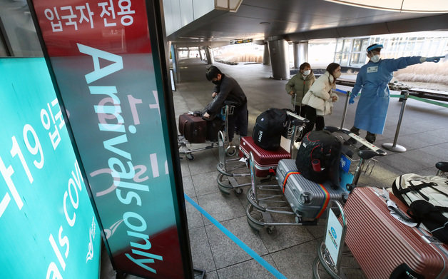 8일 인천공항 제1여객터미널에 마련된 코로나19 검사센터에서 방역 관계자가 중국발 입국자들을 안내하고 있다. 2023.2.8 뉴스1