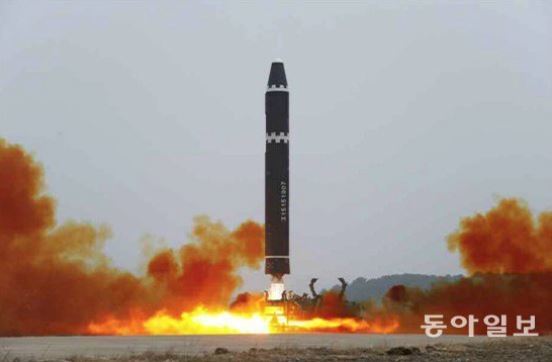 북한이 18일 오후 대륙간탄도미사일(ICBM) ‘화성-15형’ 훈련을 진행했다고 19일 당 기관지 노동신문을 통해 밝혔다. 신문은 “미사일총국이 발사훈련을 지도했으며 훈련엔 ICBM 운용부대 중에서 발사 경험이 풍부한 제1붉은기영웅중대가 동원됐다”고 설명했다.