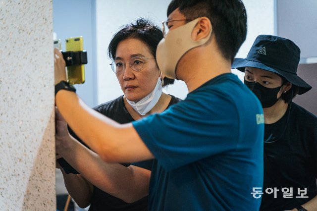 ‘이십삼각삼각’ 공연을 이끈 송주원 안무가(왼쪽)가 VR 영상 제작을 위한 촬영 작업을 하고 있다. 국립현대무용단 제공