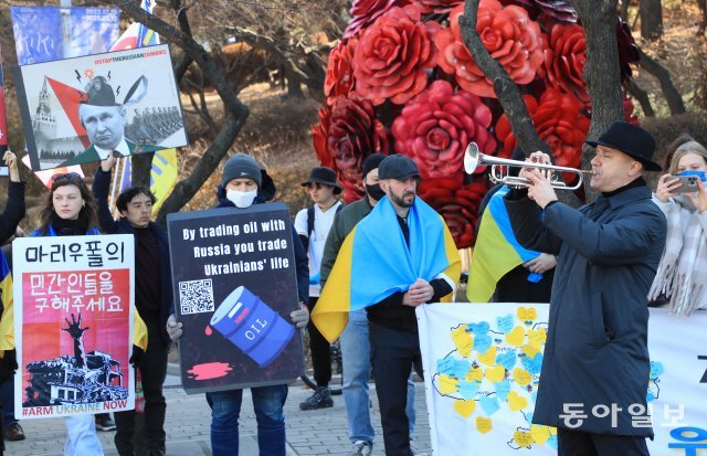 주한우크라이나인들이 19일 서울 중구 정동에서 기자회견을 열고있다.  한 참석자가 트럼펫을 불고있다.