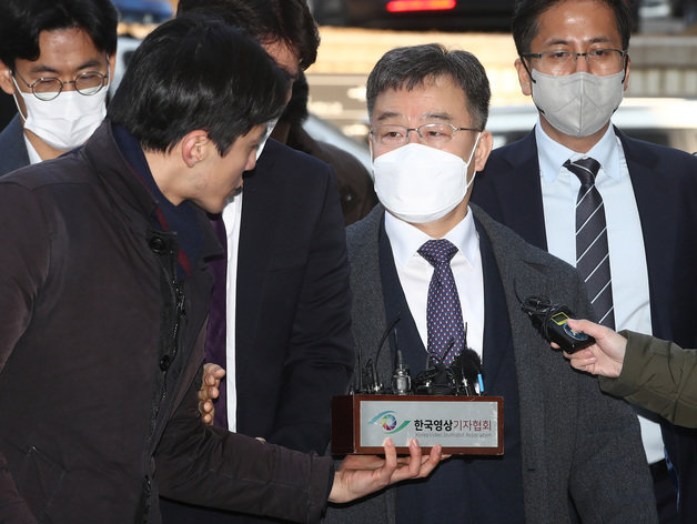 김만배씨가 범죄수익은닉규제법 위반 혐의와 관련한 영장실질심사에 출석하기 위해 서울중앙지법으로 들어서고 있다. 2023.2.17/뉴스1