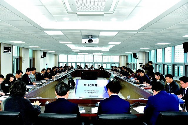 2030 부산 세계박람회(엑스포) 유치 지원을 위한 부산시교육청의 긴급 확대간부회의가 17일 교육청 별관 회의실에서 열렸다. 이 
자리에서 엑스포 분위기를 더 끌어올리기 위한 학생 연날리기와 플래시몹 등 이벤트 시행에 관한 논의가 진행됐다. 부산시교육청 제공