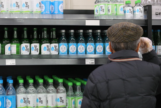 사진은 서울의 한 대형마트에 진열된 소주. 2023.1.16/뉴스1