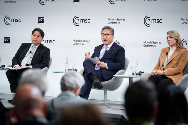 박진 외교부 장관(가운데)이 18일(현지시간) 오후 독일 뮌헨안보회의(MWC) ‘인도·태평양 지역에 관한 패널토론’에서 발언하고 있다. (외교부 제공)