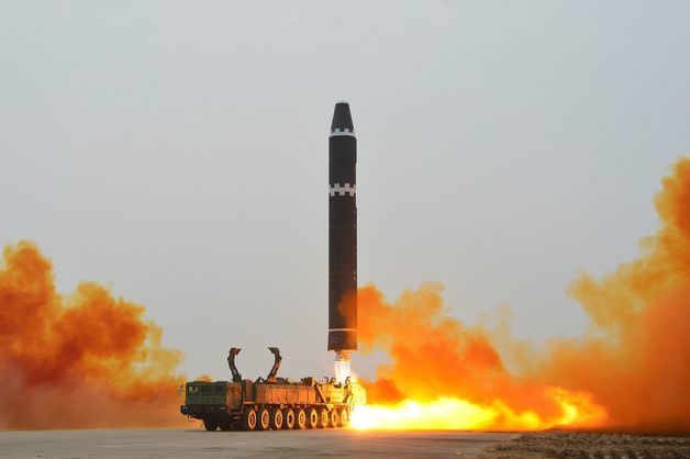 북한이 18일 오후 대륙간탄도미사일(ICBM) ‘화성-15형’ 훈련을 진행했다고 19일 당 기관지 노동신문을 통해 밝혔다. (평양 노동신문=뉴스1)