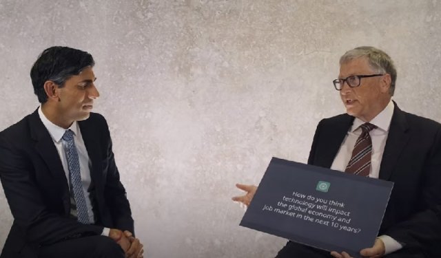 빌 게이츠 미국 마이크로소프트(MS) 창업자(오른쪽)와 리시 수낵 영국 총리가 15일(현지 시간) 영국 런던 임피리얼 칼리지 
런던대에서 종이판에 적힌 대화형 인공지능(AI)의 질문에 대한 답을 서로 이야기하고 있다. 영국 총리실 영상 캡처