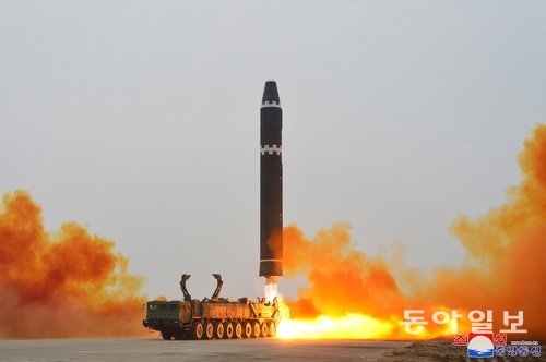 북한이 18일 평양  순안 일대에서 화성-15형 대륙간탄도미사일을 발사하고 있다. 출처 조선중앙통신