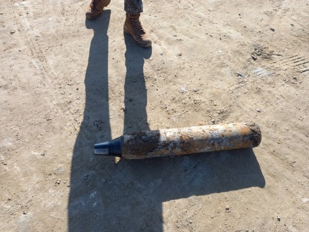 19일 오후 2시 20분쯤 인천시 연수구 송도동 인천 신항 앞바다에서 하역작업을 하던 바지선이 포탄 2발을 발견해 112에 신고했다. 사진은 해경이 수거한 포탄의 모습. 인천 소방본부 제공