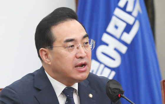 박홍근 더불어민주당 원내대표가 17일 서울 여의도 국회에서 열린 최고위원회의에서 모두발언을 하고 있다. 2023.2.17 뉴스1