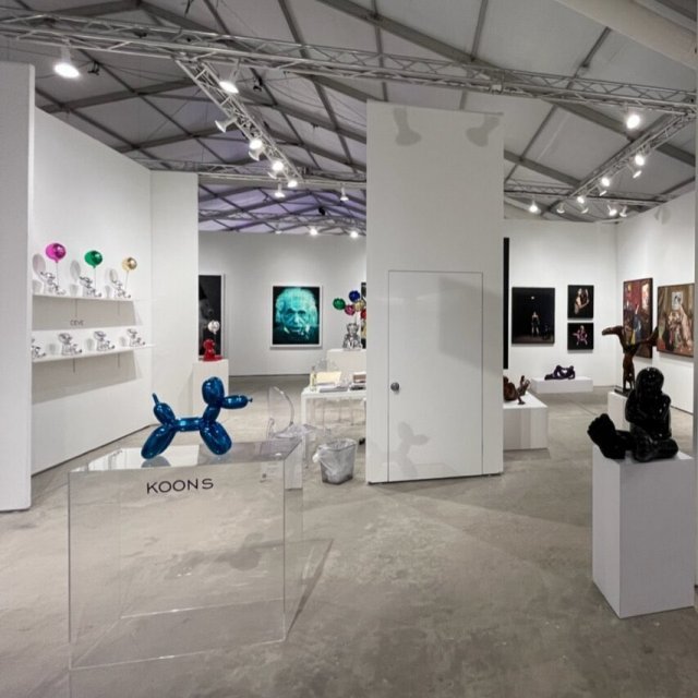 깨지기 전 제프 쿤스의 풍선개 조각 작품이 전시된 모습. 사진: 벨-에어 파인아트 갤러리