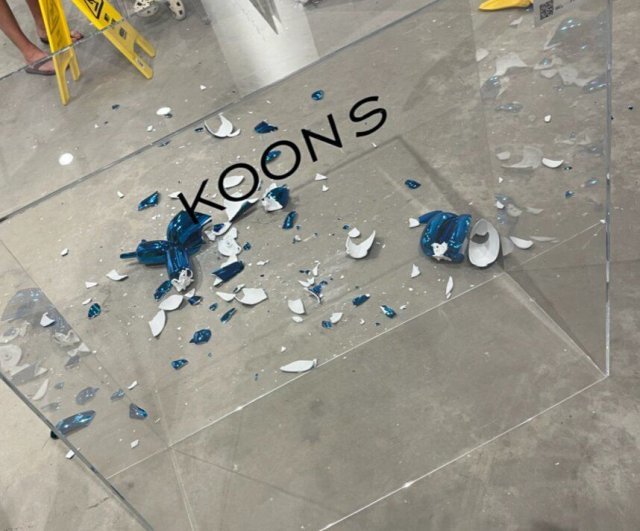 미국 마이애미의 아트페어에서 관객 실수로 깨진 제프 쿤스의 조각 ‘풍선개’. 사진: 벨-에어 파인아트 갤러리