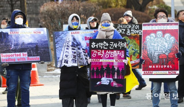 지난달 29일 서울 중구 주한 러시아대사관 앞에서 재한 우크라이나인들과 한국인들이 러시아의 우크라이나 전쟁을 반대하는 시위를 벌이고 있다. 지난해 2월 24일 러시아의 우크라이나 침공 이래 재한 우크라이나인들은 시위, 모금, 공연 등 다양한 방식으로 평화를 외치고 있다. 원대연기자 yeon72@donga.com